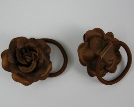 2 haarelastieken bruin met roos.