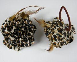 Roos tijgerprint bruin met veren 9 cm.