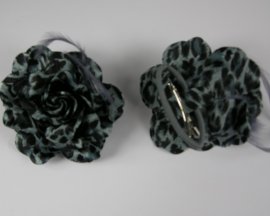 Roos tijgerprint grijs met veren 9 cm.