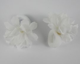 2 haarelastieken wit met roos.