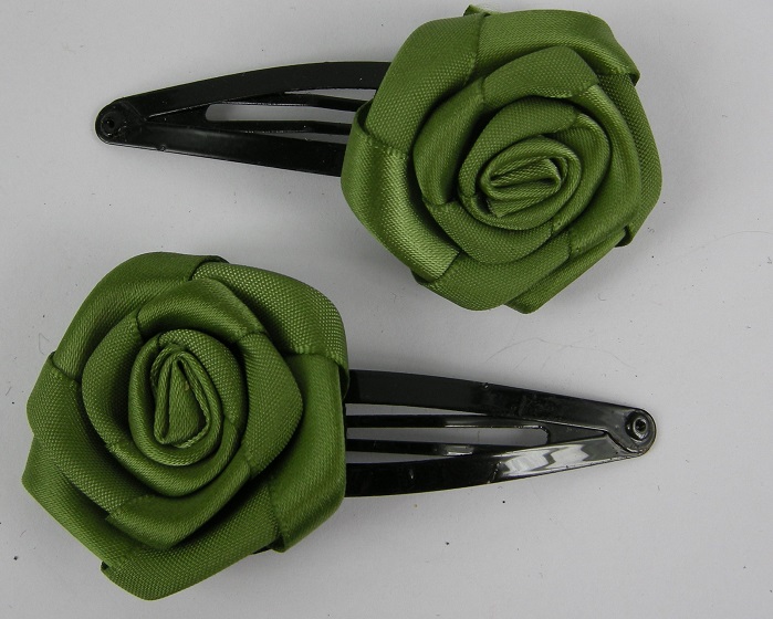 (image for) 2 clic clacs met zijden roos groen. - Klik op afbeelding om te sluiten