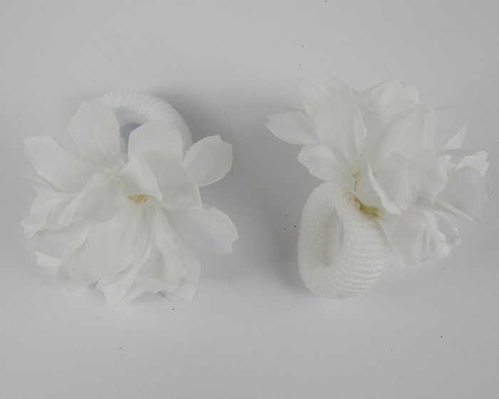 (image for) 2 haarelastieken wit met roos. - Klik op afbeelding om te sluiten