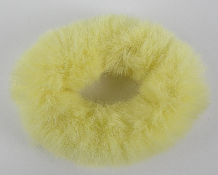 (image for) Scrunchie geel harig.